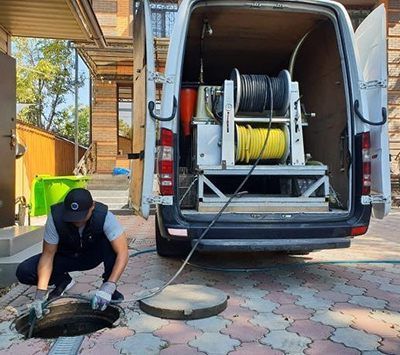 Сув билан канализация тозалаш хизмати катта босим билан.Santexnik