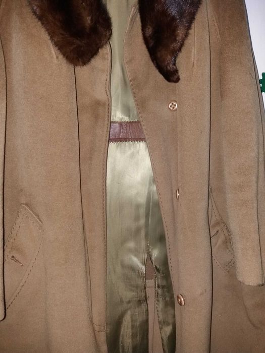 Haină lungă, cu guler de blană (nurcă)