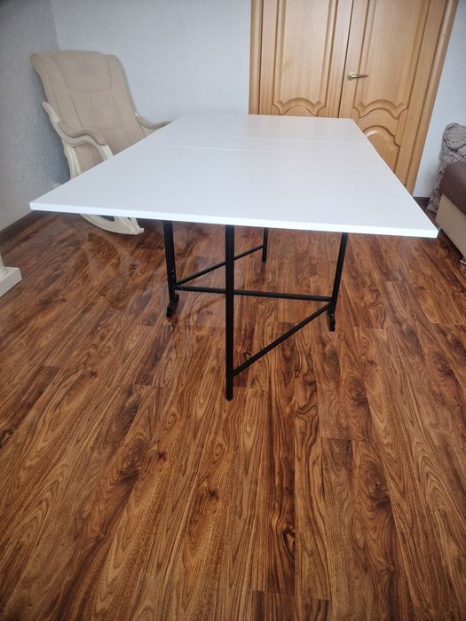 Стол кника лофт с металлическим  подстольем