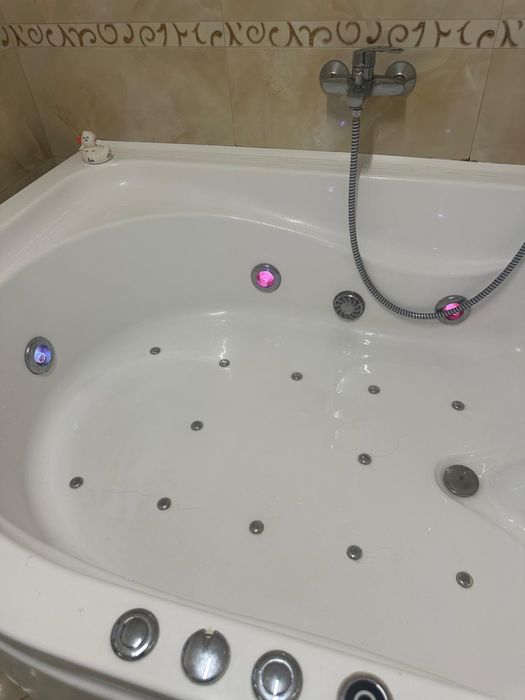 Vana cu jacuzzi si lumini
