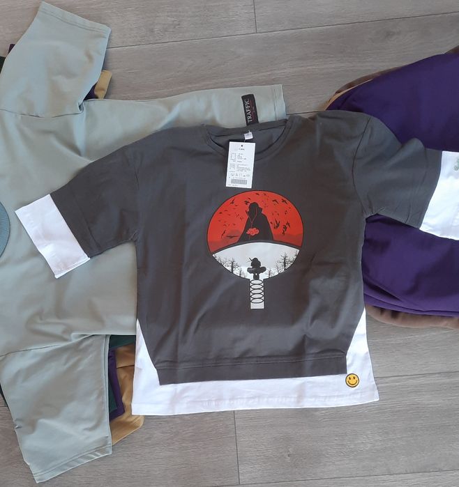 Предлагаются футболки.