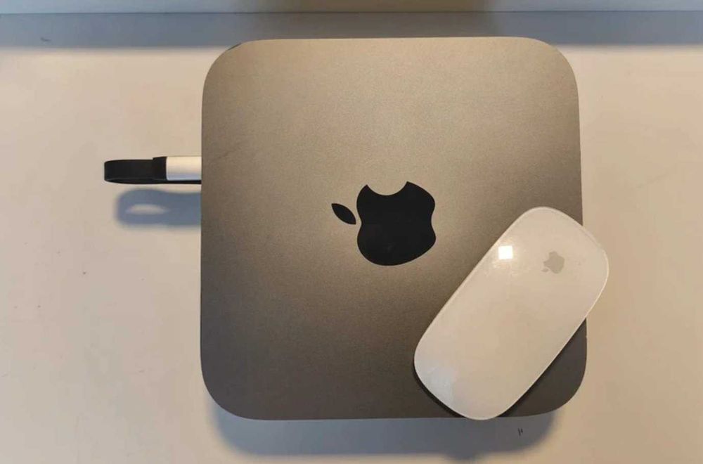 Apple Mini Mac 2018 + stand hub Satechi + magic mouse