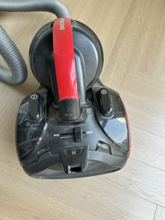 Пылесос Samsung в рабочем состоянии
