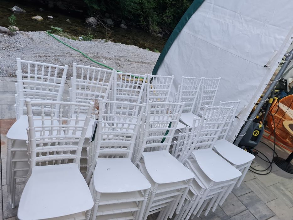 Închiriez scaune Chiavari și mese pentru evenimente