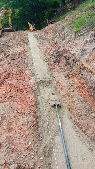 Execut lucrări cu miniexcavatoru