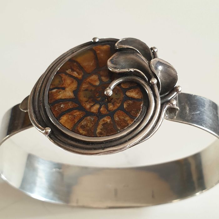 Стара сребърна гривна с Амонит