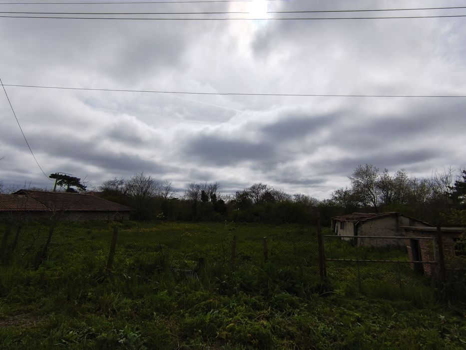 Продавам парцел в гр. Шабла в регулация равен ток вода с асфалтов път