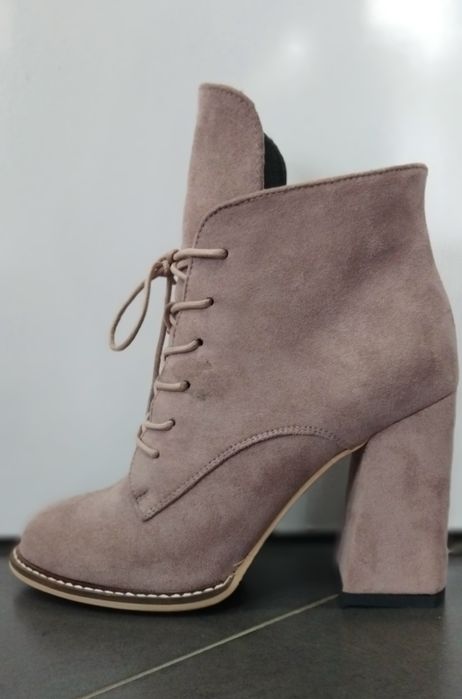Нови дамски боти от бежов  еко велур-за  елегантна визия.36,38,39,40.
