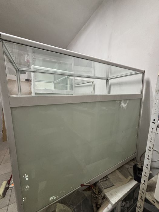 Продавам стъклени витрини с рафтове / дисплейни витрини / шкафове