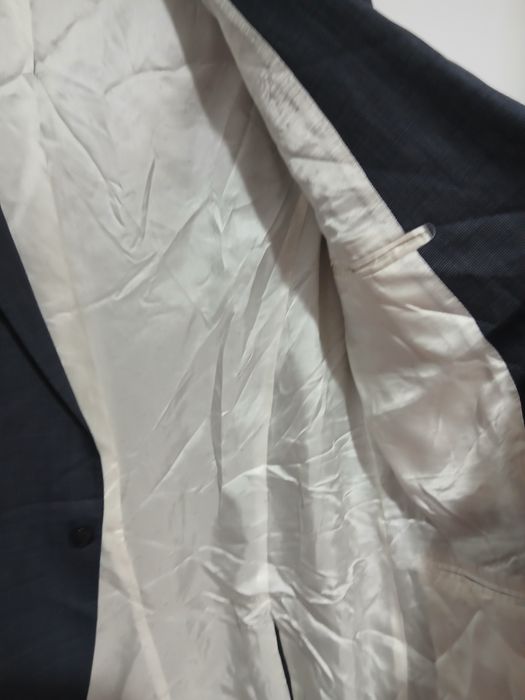 Sacou stofa barbati marimea 50-52 sau XL in stare perfecta.
Dimensiuni:
- latimea intre umeri 48 cm
- latimea intre axile 55 cm
- circumferinta bust 1