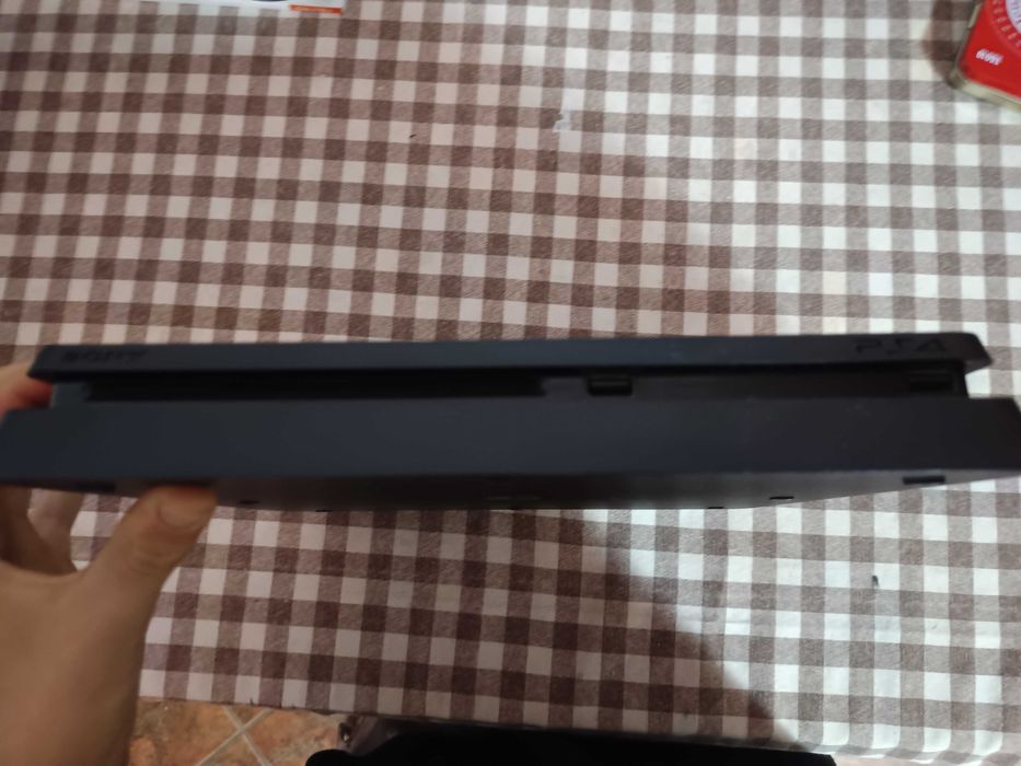 PlayStation 4 1TB 2 joistik nu face că avionul are mentenanță făcută recent