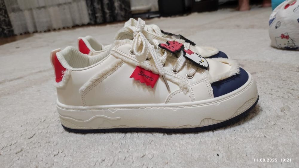 Кроссовки женские