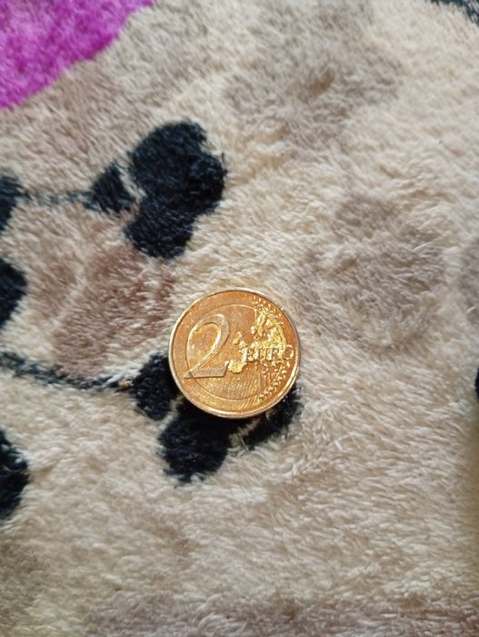 Moneda 2 euro olandeză aurie pe lateral scrie Dumnezeu mereu cu tine