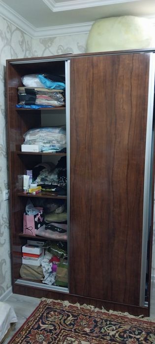 Продаю коричневый шкаф