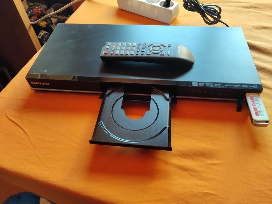 страхотен 3D BLUE RAY USB дивиди плър Самсунг нов внос Германия
