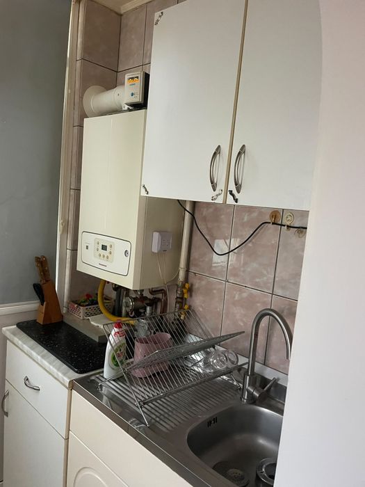 Inchiriez ap 2 camere zona centrala  mobilat  si  utilat    solocit seriozite PRETU ESTE  DE  300. DE EURO   + 300  EURO  GAR   EXCLUS  INTERMEDIARI