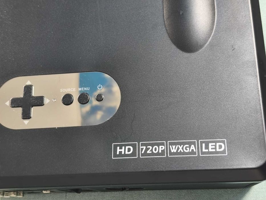 Videoproiector LED HD CL720 – Cinema la tine acasă