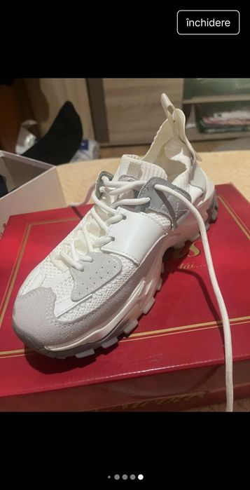 Adidași ușori albi