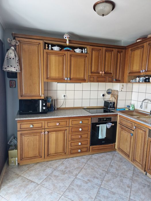 Кухня от масив с вградени уреди