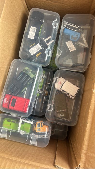 Продам игрушки машинки в боксе 2 шт.