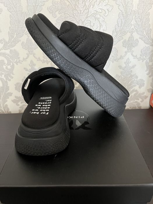 Много запазени чехли на Bronx носени броени пъти