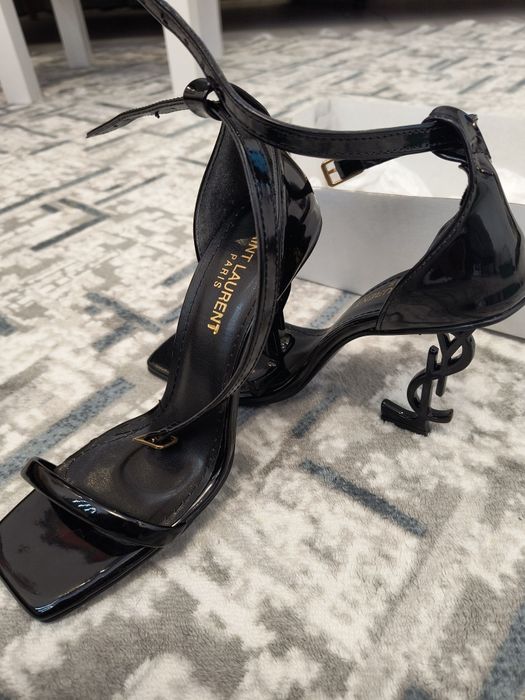 Сандали офицялни