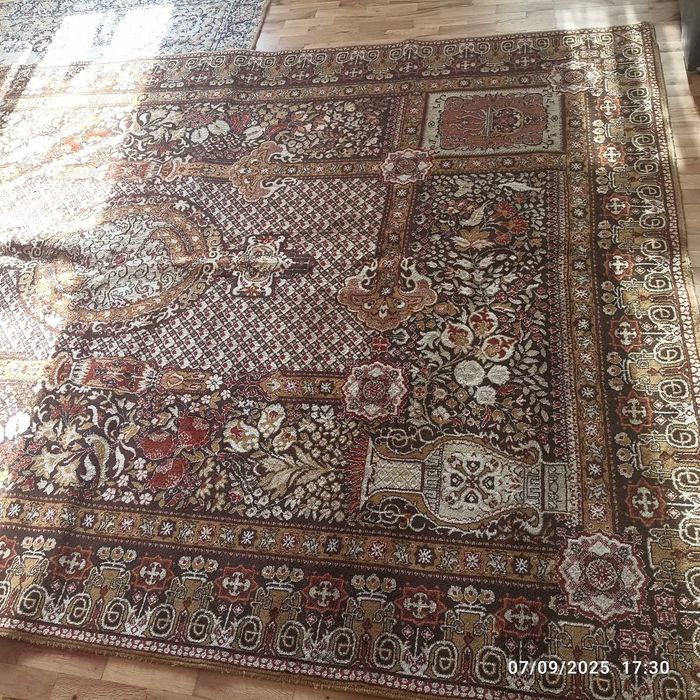 Продавам персийски килим. Български. Размер на килима 285 на 190.