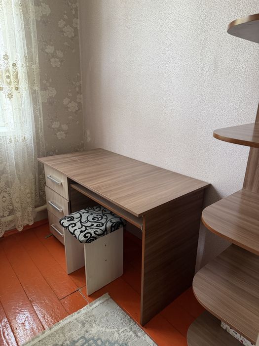 двухъярусная кровать, шкаф, стол