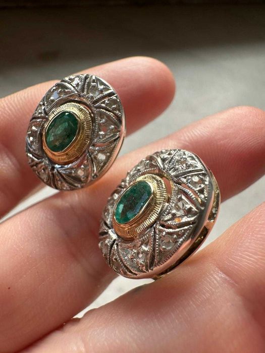 Pereche de cercei din aur și argint, decorată cu smaralde și diamante