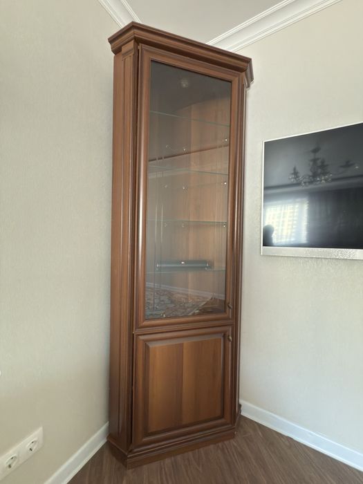 Угловой сервант для посуды