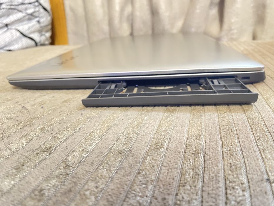 Lenovo Windows 10 Education sliver N5000