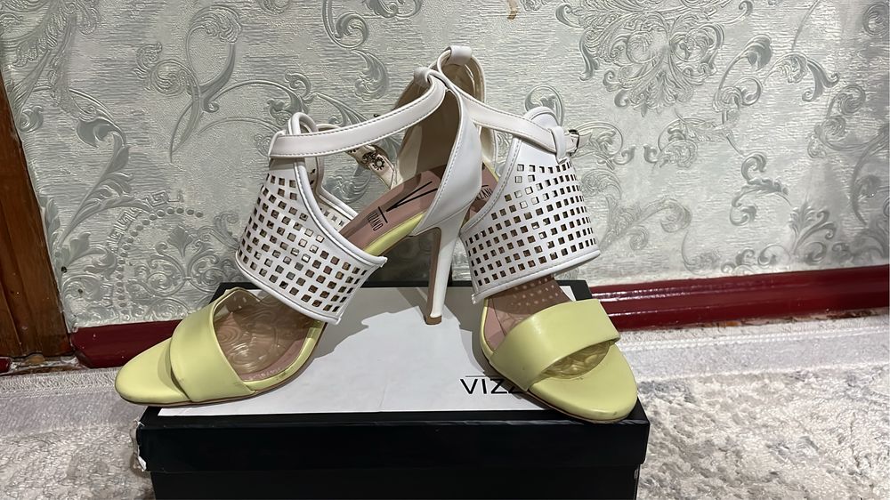 Срочно продам босоножки