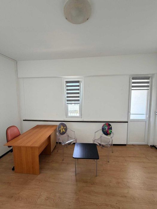 Birou cu balcon de închiriat