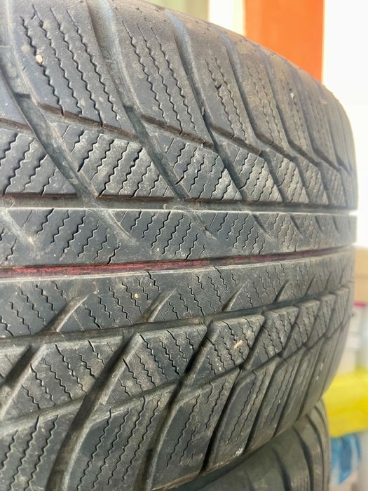 Зимни гуми Bridgestone 225/50/17 (на малко километри)