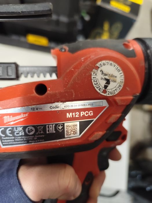 Милуоки Акумулаторен пистолет за силикон MILWAUKEE M12PCG310C  комплек