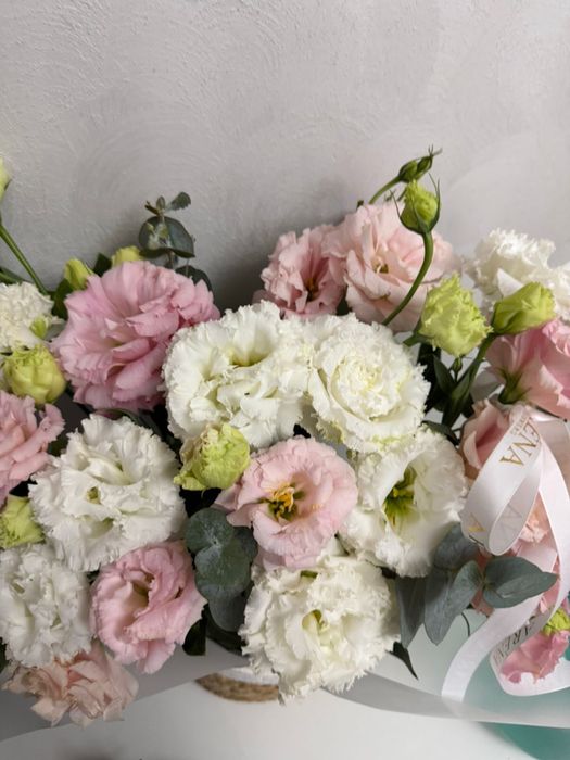 Букеты цветов алые розы