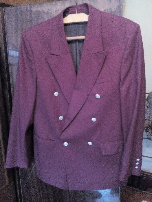 Продавам мъжки костюми и сака