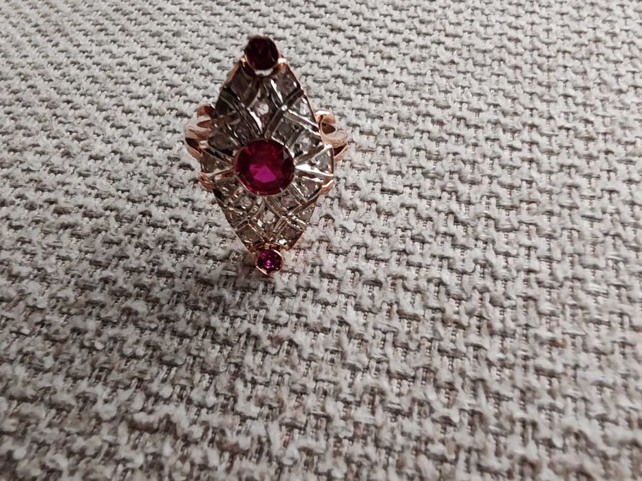 Inel marchiz din aur roz, argint, diamante și rubine