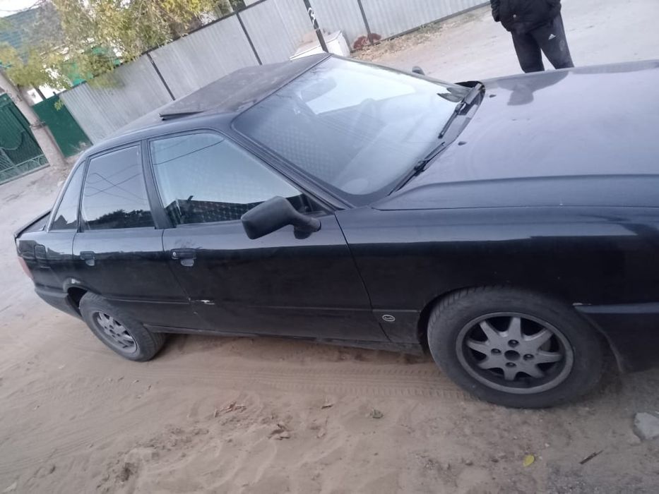 Ауди 80 жүріп тұр.