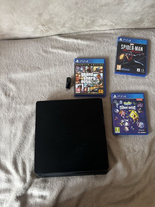 Продавам Ps4 slim 1 TB
