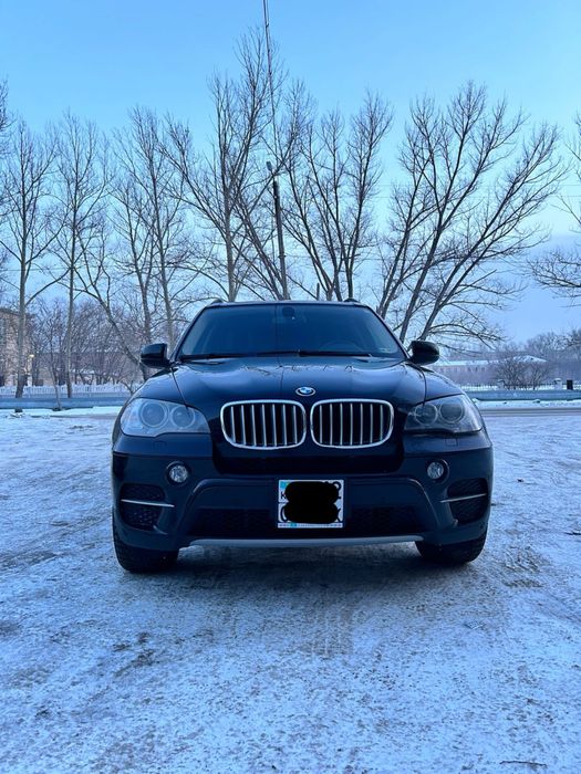 Машина BMW x5 2013 года