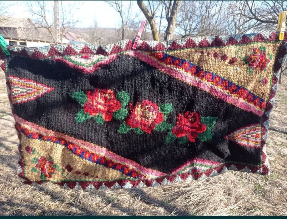 Cuverturi/ carpete de pus pe perete