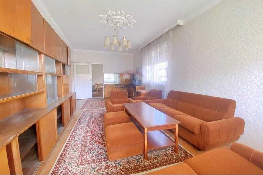 Продава се Многостаен апартамент в Шумен, Военно училище - 143 кв.м за 1248 €/кв.м - Снимка #1
