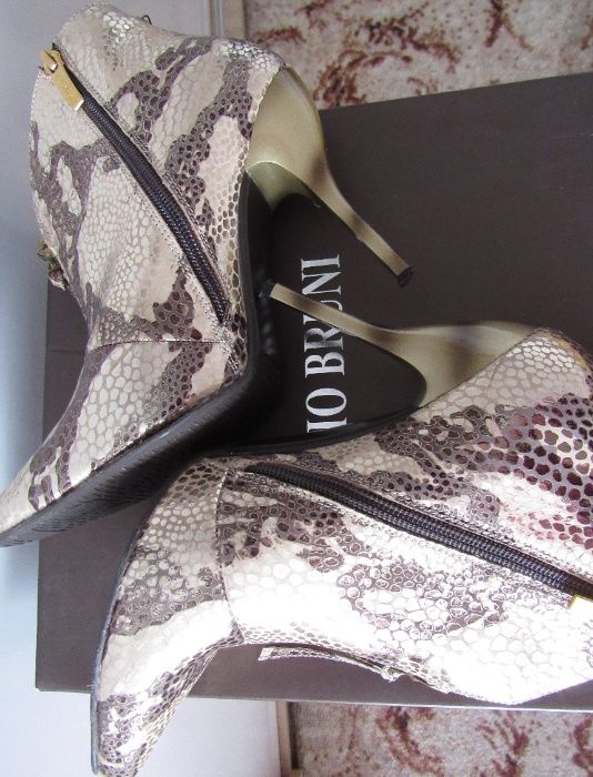 Стилни дамски боти в змийски златен принт