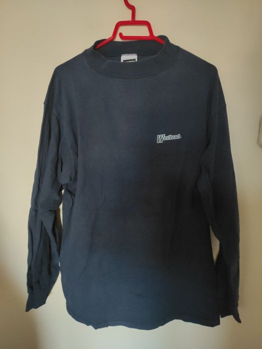 Pulovere, jersee, mărimi diferite, modele diferite, culori diferite.