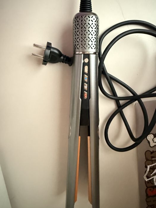 Шаш кептіргіш әрі фен.Жаңа бір ақ рет қолданылған.Сапасы өте тамаша.