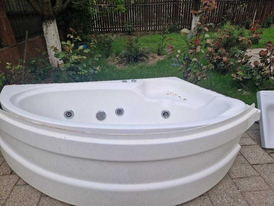 Obiecte sanitare baie: Cadă cu hidromasaj, chiuvetă cu mască (sertare), oglindă