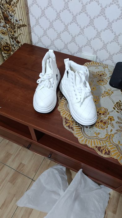 Продам зимние кроссовки.