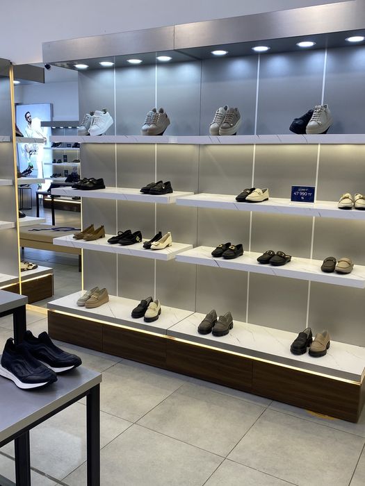 Готовые стеллажи для магазина обуви под ключь