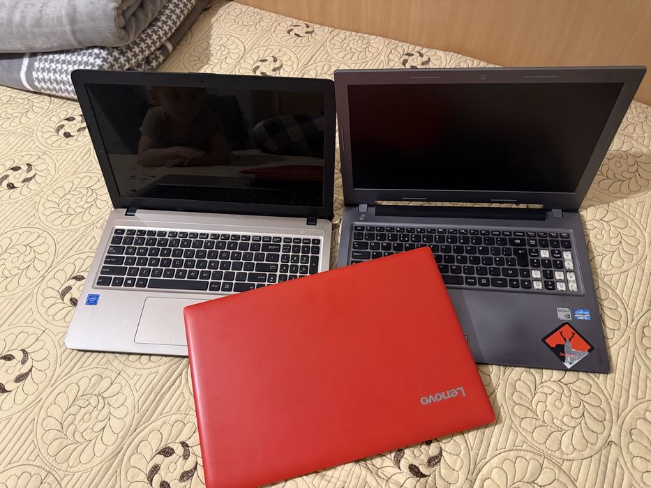 Vand 3 laptopuri pentru piese, Lenovo cel rosu este finctional !